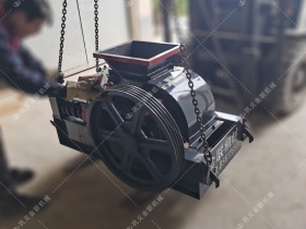 2PGC400X250小型雙齒輥菠萝蜜网站在线观看發往安徽蚌埠破碎玻璃