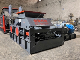 2PGC800X900大型雙齒輥菠萝蜜网站在线观看發往山東濟寧破碎石頭