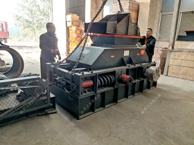 2PG800X600中型對輥菠萝蜜网站在线观看發往四川瀘州用瓜子石製砂