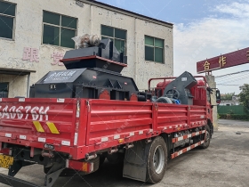 中型製砂設備2PG0806對輥菠萝视频成人APP發往河南